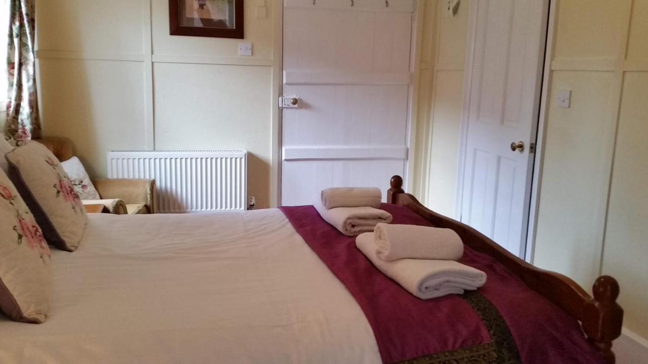 Bridge Farmhouse - Eight Ensuite Bedrooms Salisbury Exterior photo